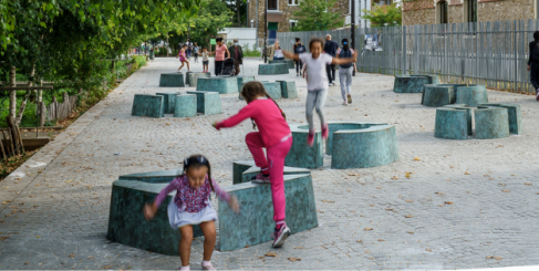 « MATRICE / IVRY » une oeuvre inédite d’Agnès Thurnauer à Ivry-sur-Seine, ludiquement adoptée par les riverains. 