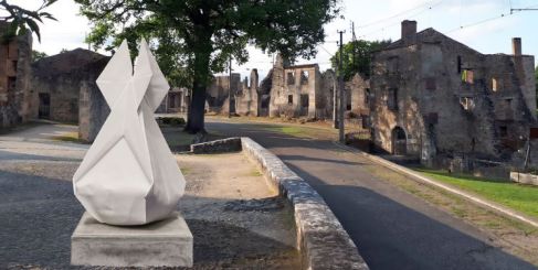 Pour l’anniversaire du massacre, à Oradour-sur-Glane, inauguration  de Paperbomb, sculpture mémorielle de Nezilla, artiste Germano-Italienne.